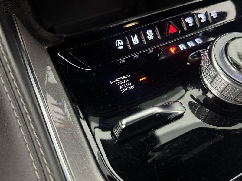 Jeep Wagoneer 5,7 V8 VZDUCH 7-MÍST DPH 360° - fotka 31 z 60