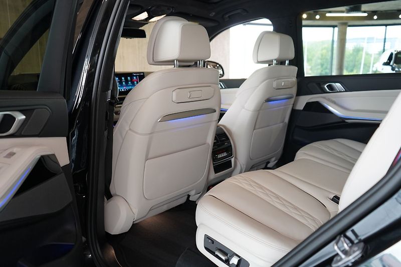 BMW X7 M60i xDrive, Masáž, Skylounge - fotka 44 z 50