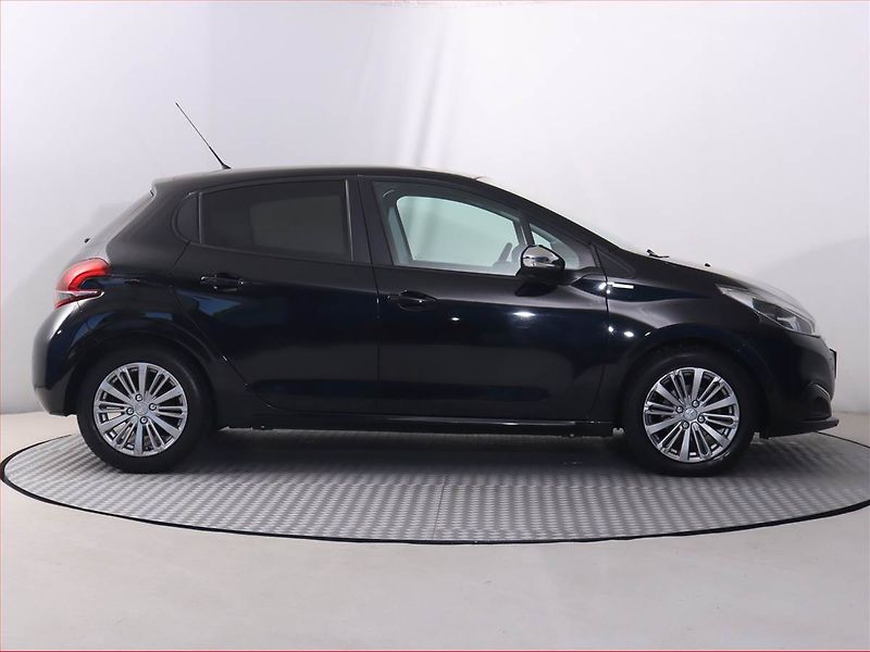 Peugeot 208 (2017) Allure 1.2 PureTech - fotka 6 z 18