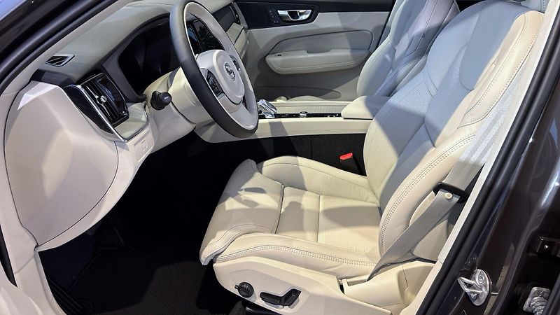 Volvo XC60 (2026) ULTRA DARK, B5 AWD, 184+10 kW - fotka 8 z 12