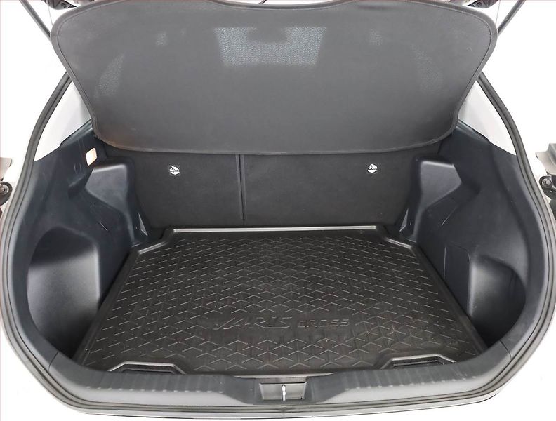 Toyota Yaris Cross (2023) 1.5 VVT-iE E-Four - fotka 18 z 19