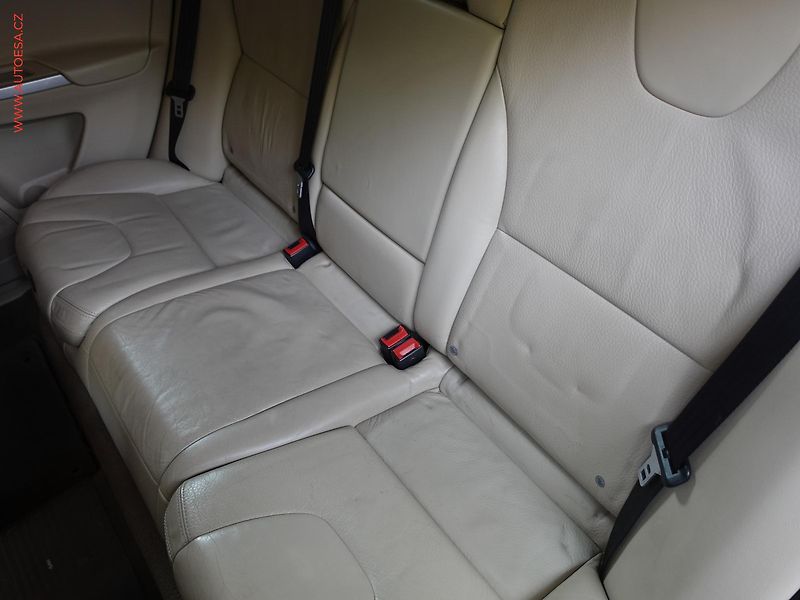Volvo XC60 (2010) 2.4D 4x4, ČR, Xenon, park - fotka 11 z 20