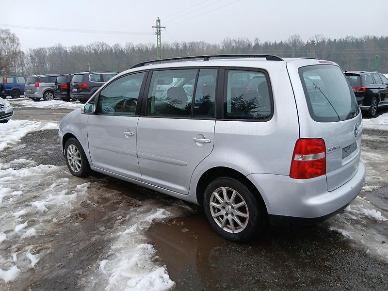 Volkswagen Touran 1.6 FSI, ALU - fotka 12 z 27
