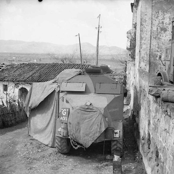 Obrněné velitelské vozidlo Dorchester Československé samostatné obrněné brigády ve Velké Británii při květnov přehlídce v Praze v roce 1945.
