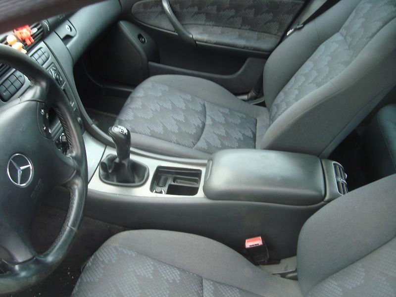 Mercedes-Benz Třídy C (2002) 270CDI - fotka 11 z 15