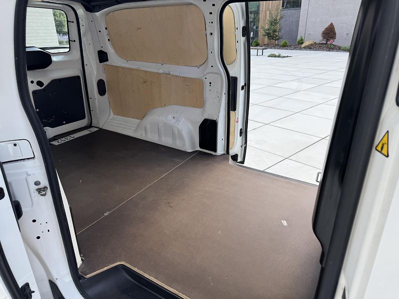 Opel Vivaro COMFORT L3H1 2.8T 1 MAJITEL  - fotka 27 z 36