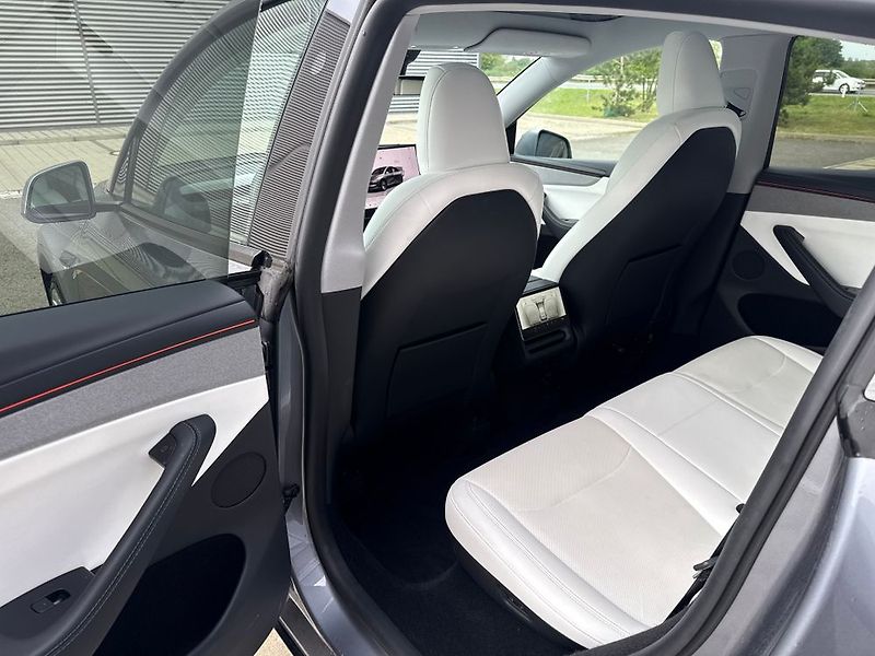 Tesla Model Y (2025) - fotka 27 z 76