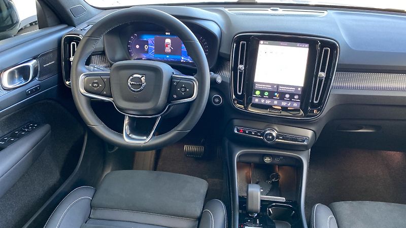 Volvo XC40 ULTIMATE DARK, B4 FWD, 145+10 - fotka 12 z 37