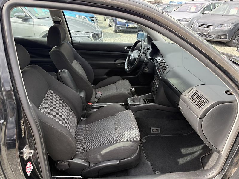 Volkswagen Golf 1.6i - fotka 9 z 13
