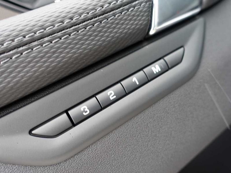Land Rover Discovery Sport 1,5 R-Dynamic SE P300e - fotka 12 z 42