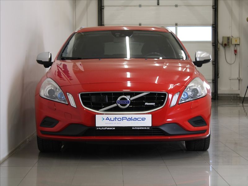 Volvo V60 2,4 D4 AT AWD R-Desing ČR - fotka 2 z 20