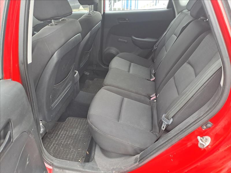 Hyundai i30 1,4 i - fotka 6 z 13