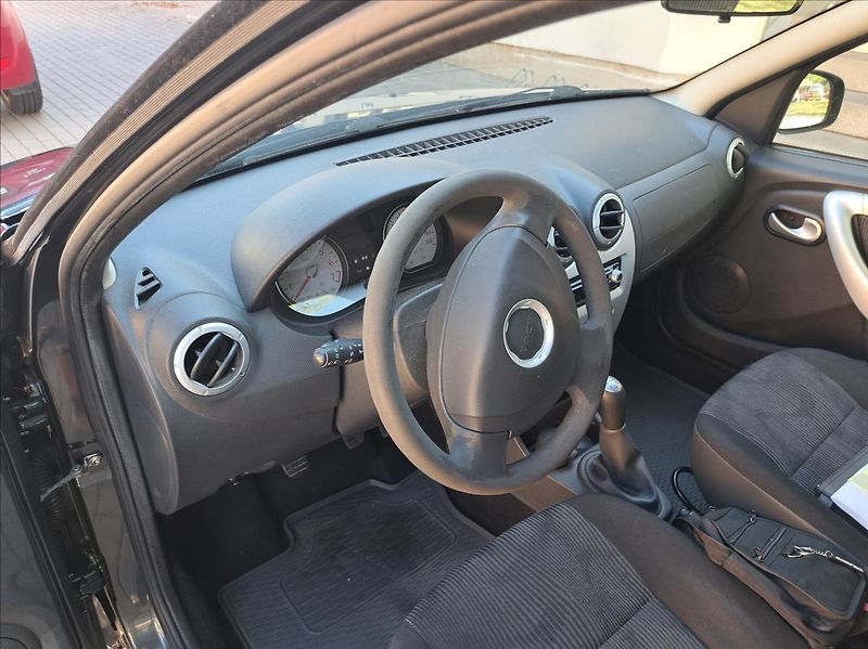 Dacia Sandero 1,2 16V klima - fotka 16 z 39