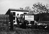 Vůz Jeep Willys a Arnošt Morávek při práci na farmě.