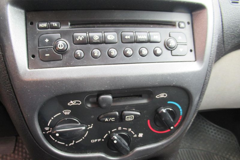 Peugeot 206 1.4i POJÍZDNÉ - NA OPRAVU - fotka 10 z 15