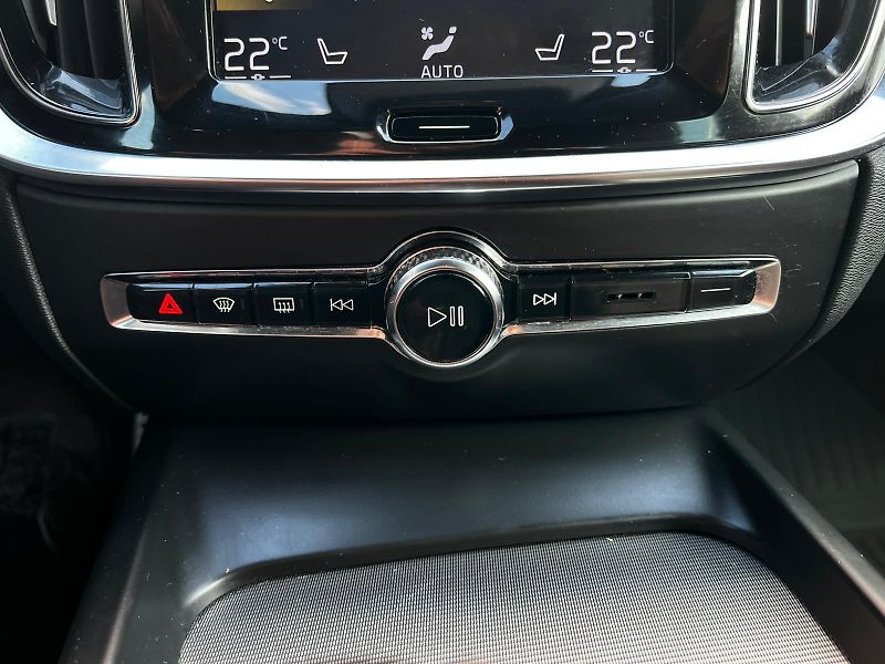 Volvo S60 2.0T5 184kW Aut. R-Desing - fotka 20 z 27