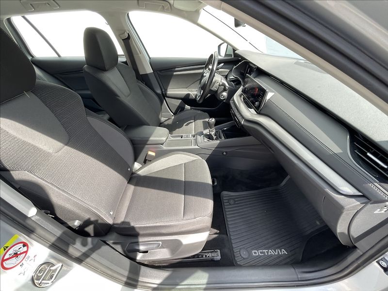 Škoda Octavia 2,0 TDI Combi Ambition Plus - fotka 18 z 23