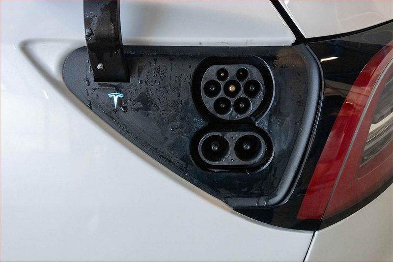 Tesla Model Y (2022) Long Range AWD 79kWh, SoH 90% - fotka 21 z 22