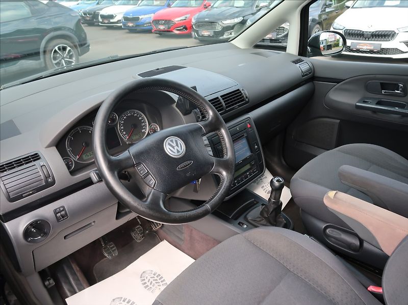 Volkswagen Sharan 1,9 TDi,96kW,7míst,aut.klima - fotka 8 z 24