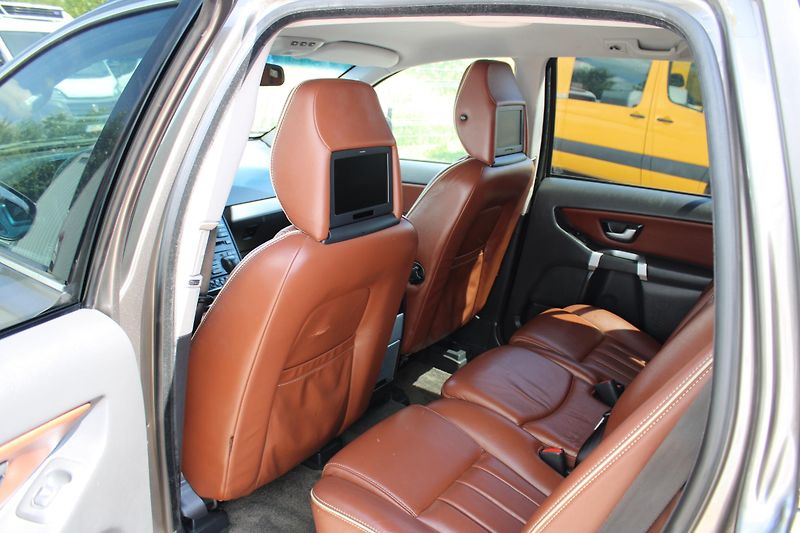Volvo XC90 2,4 D5 AWD SUMMUM 7 MÍST CZ - fotka 9 z 28