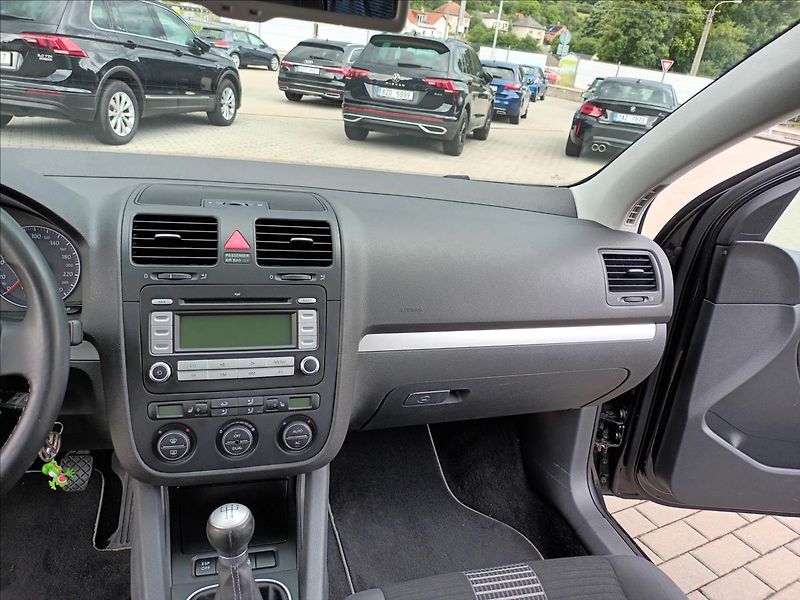 Volkswagen Golf 1,6 MPI,75KW,VÝHŘEV,DIGIKLIMA - fotka 13 z 39