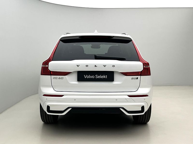 Volvo XC60 B5 AWD PLUS DARK AUT 1.maj. - fotka 12 z 43