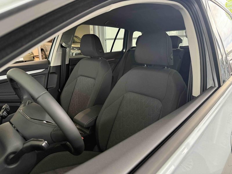 Volkswagen Golf (2026) 1,5 TSI 110 kW 6G - fotka 4 z 5