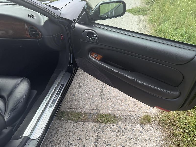 Jaguar XKR (2000) 4.0 V8 Supercharged Kabriolet  - fotka 23 z 30