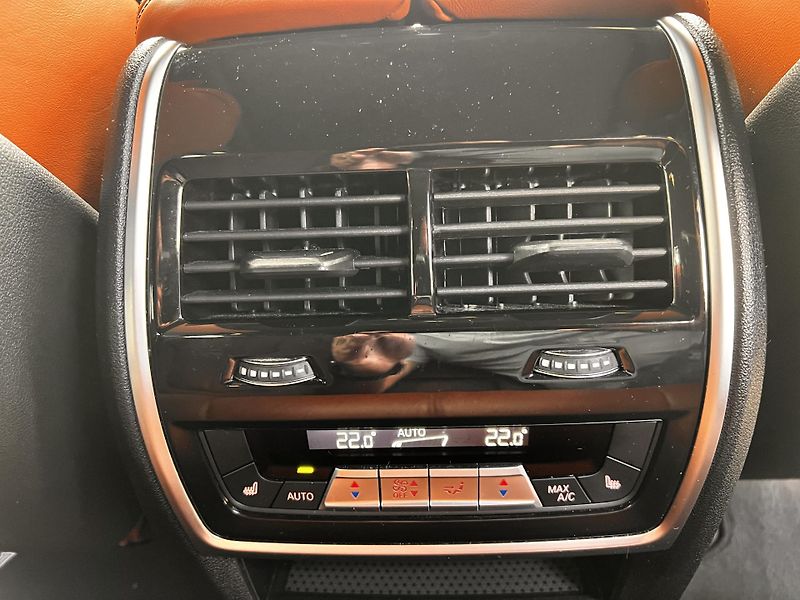 BMW X5 M50i Individual VZDUCH - fotka 16 z 31