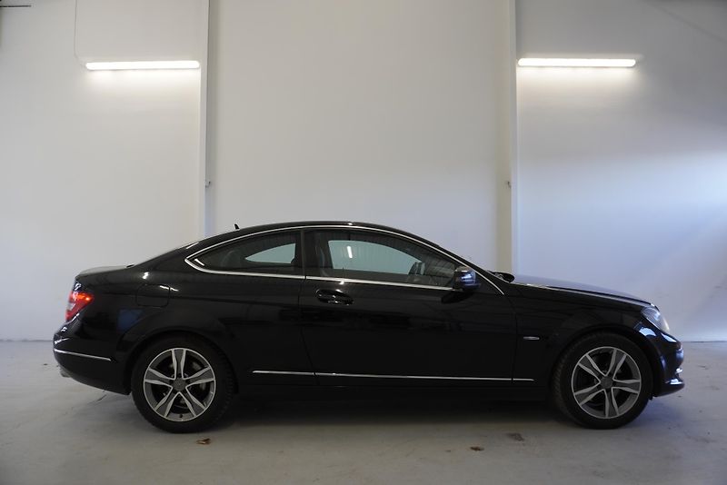 Mercedes-Benz Třídy C (2012) C350 3,5I V6 COUPE AMG-LINE  - fotka 6 z 31