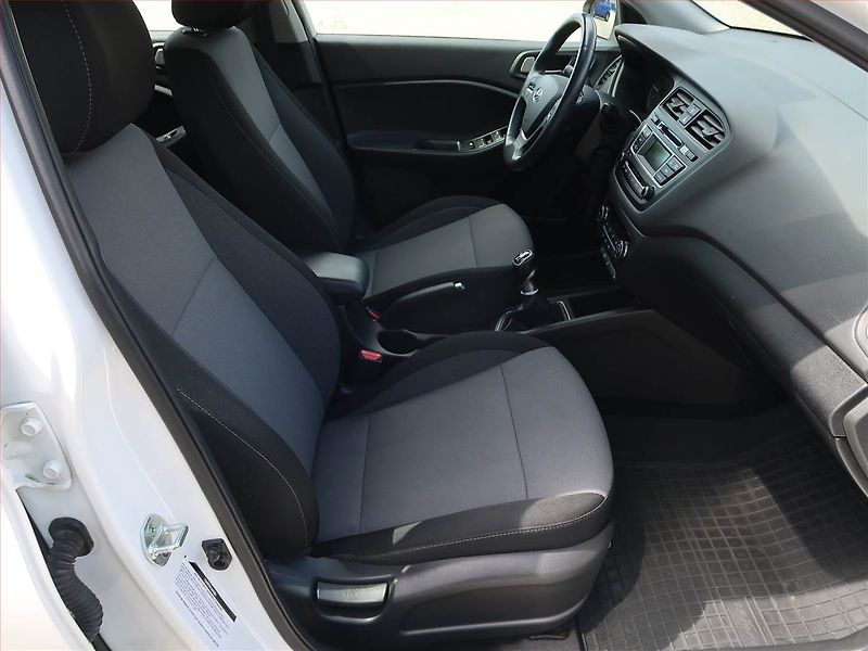 Hyundai i20 (2017) 1.4 CRDi, Tempomat - fotka 9 z 17