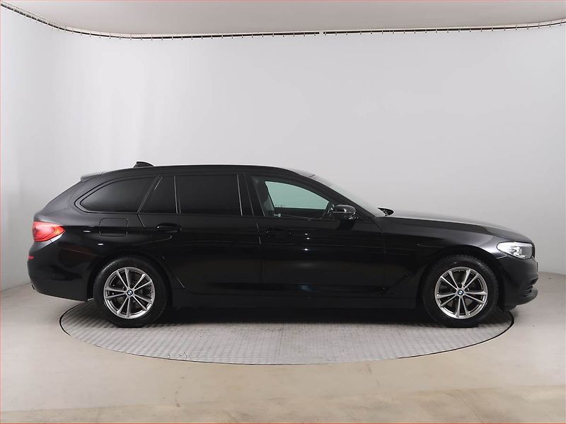 BMW Řada 5 (2019) 520d xDrive, 4X4, Automat - fotka 6 z 19