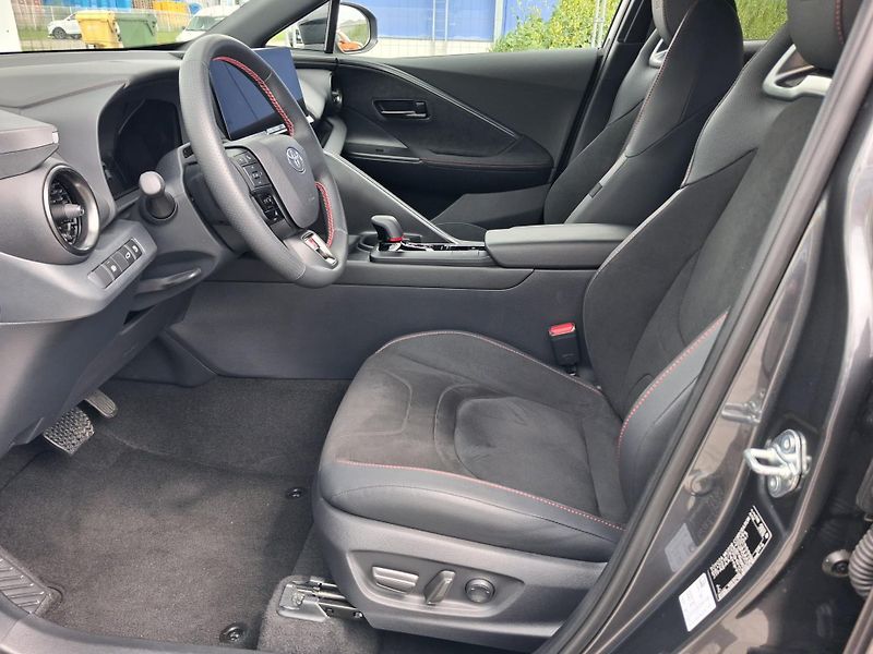 Toyota C-HR 2,0 HEV e-CVT GR Sport - fotka 11 z 26