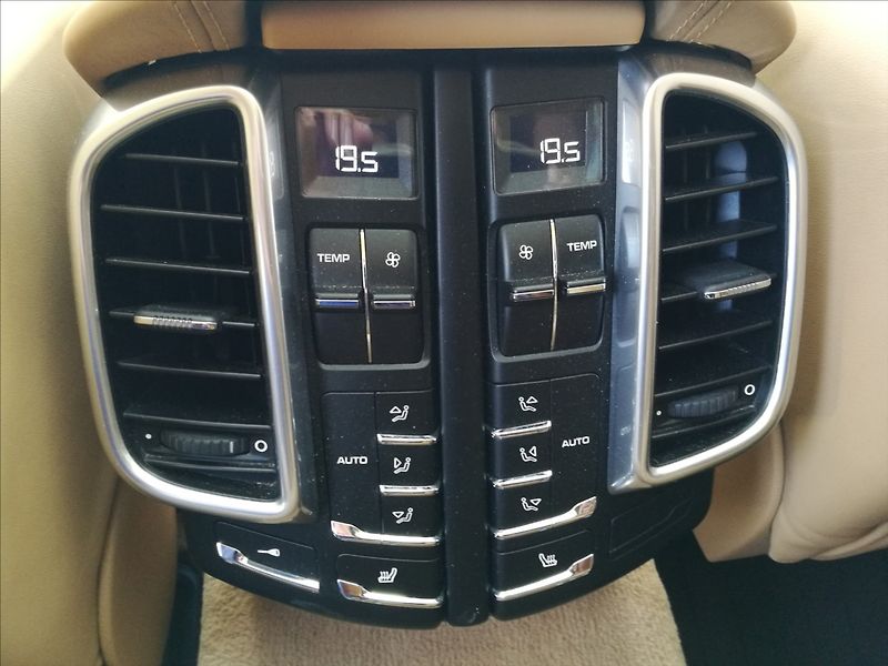 Porsche Cayenne 4,8 i V8 Turbo - fotka 23 z 32