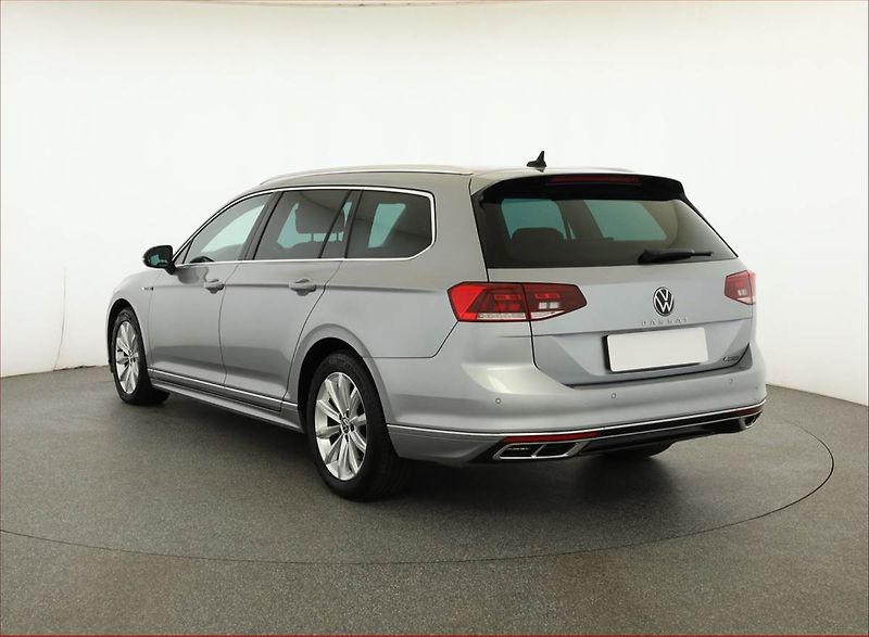 Volkswagen Passat (2021) R-Line 2.0 TDI, 4X4, Automat - fotka 4 z 21