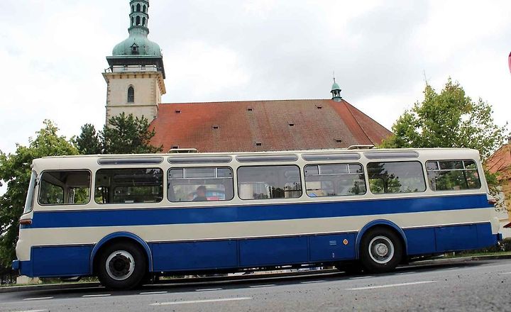 Dva dny si mohli zájemci prohlížet historický autobus Karosa ŠL11 z roku 1979, který na stanovišti před přesunutým kostelem Nanebevzetí Panny Marie v Mostě vystavoval Dopravní podnik měst Mostu a Litvínova.