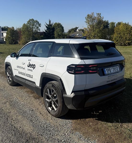 Jeep Compass (2026) Altitude e-hybrid 145k - fotka 4 z 14