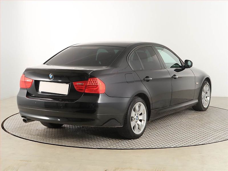 BMW Řada 3 (2010) 320 d xDrive, 4X4, Automat - fotka 5 z 17