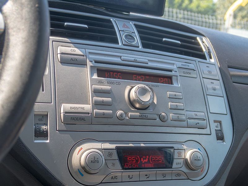 Ford Kuga (2012) 2.0D 103KW 4x4 TITAN – CARPLAY - fotka 23 z 47