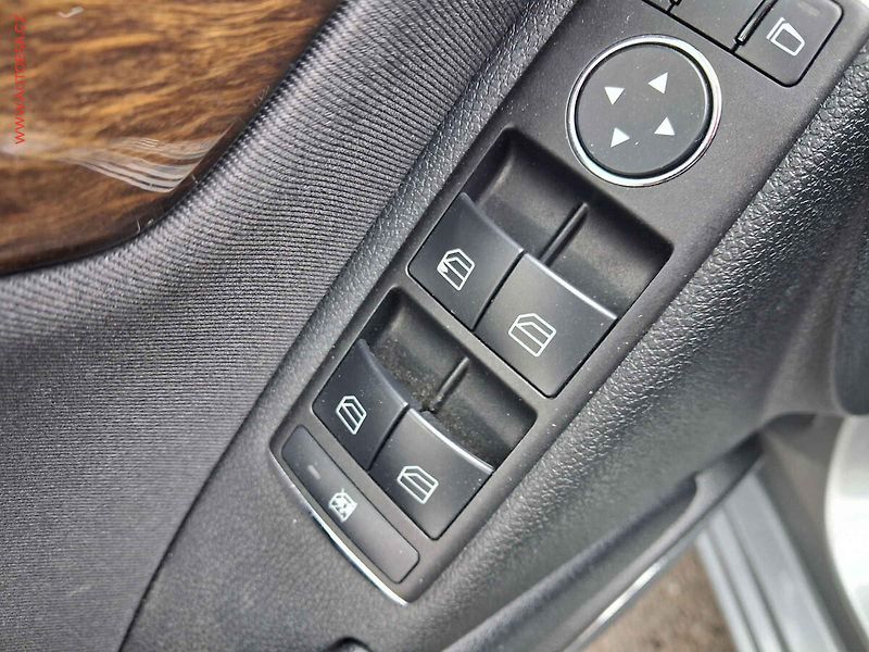 Mercedes-Benz Třídy C (2008) 2.5i C230, Elegance, TZ - fotka 17 z 18