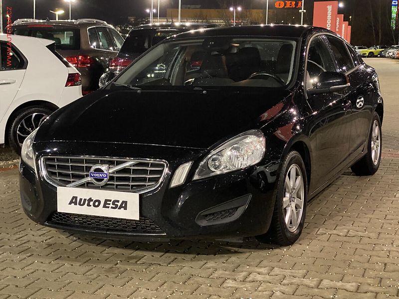 Volvo S60 (2012) 2.0 D3, Kinetic, navi - fotka 3 z 17