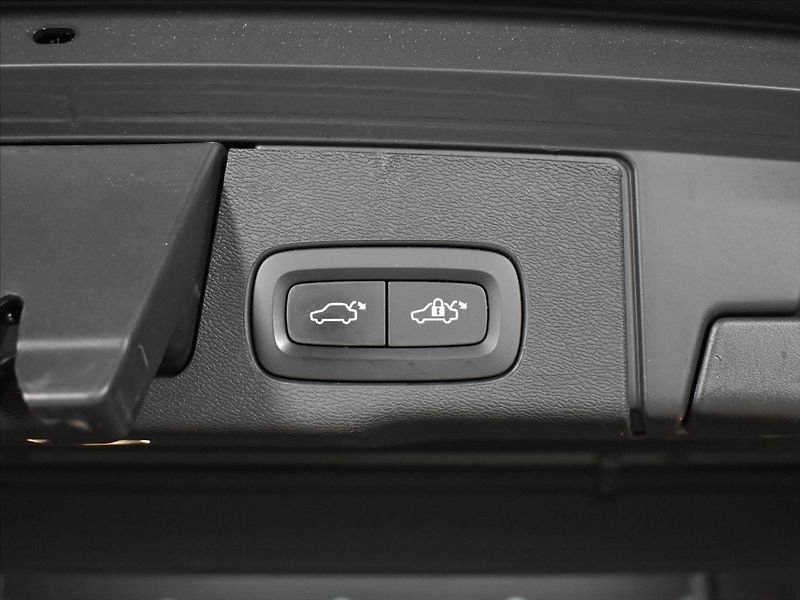 Volvo XC60 2,0 B4 AWD PLUS tažné,Bezklíč - fotka 13 z 24