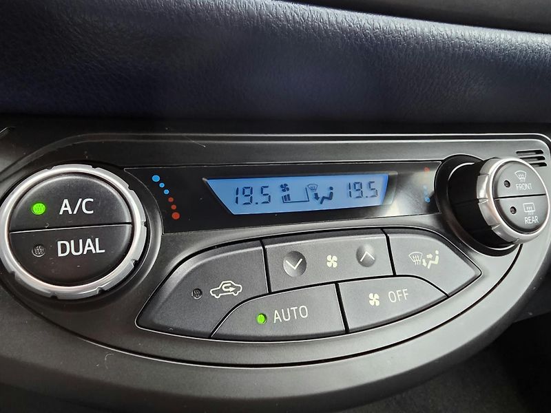 Toyota Yaris 1.5-AUTOMAT-SELECTION EDICE - fotka 17 z 22
