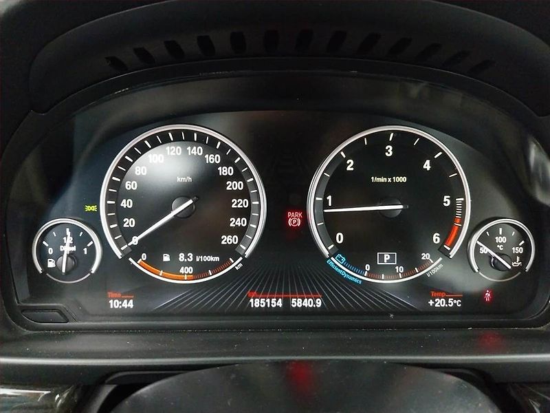 BMW Řada 5 (2015) Luxury Line 518d, Automat - fotka 11 z 23
