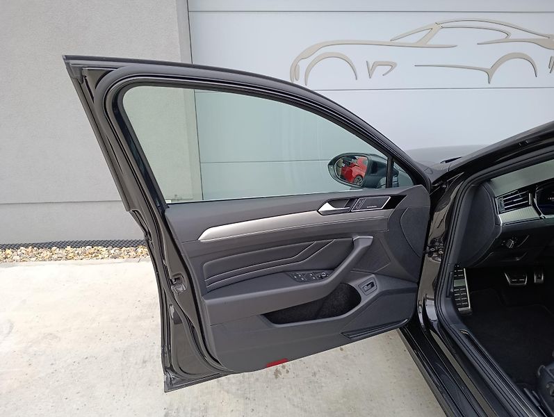 Volkswagen Passat 2.0TSI 206kW RLINE ČR 1.MAJ - fotka 32 z 39