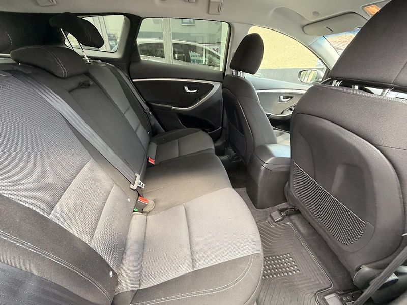 Hyundai i30 (2015) 1.6-NÍZKÁ SPOTŘEBA-AUT-SENZORY - fotka 22 z 28