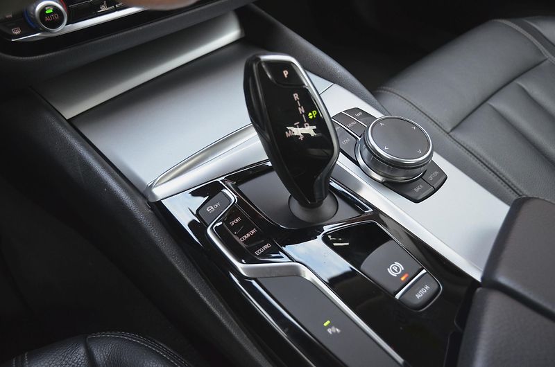 BMW Řada 5 (2017) 520d xDrive 140kW / ČR / DPH  - fotka 25 z 36