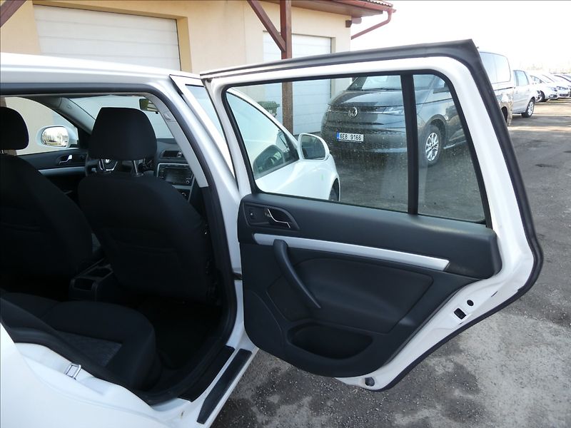 Škoda Octavia 1,6 TDI Greenline, po servise - fotka 25 z 50