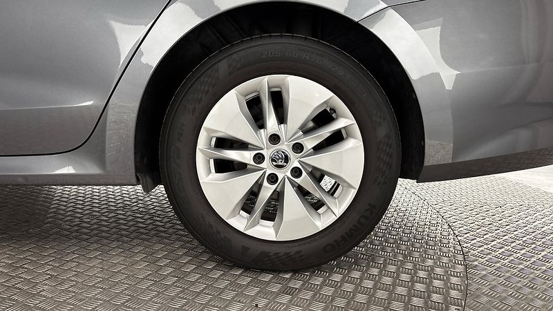 Škoda Octavia 2.0 TDI Ambition Combi - fotka 19 z 26