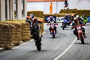 Na unikátní závody supermotardů a čtyřkolek se o víkendu do Moravského Krumlova dorazilo podívat přes tři a půl tisíce diváků.